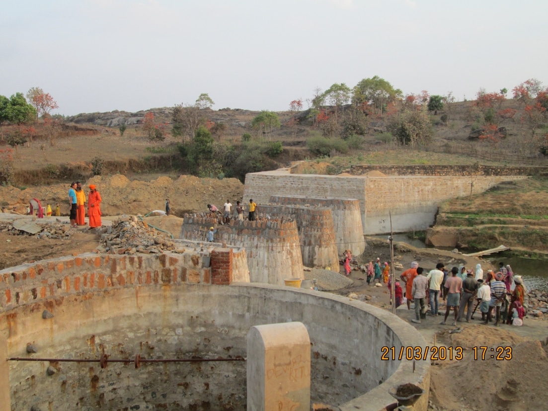 Check-dam construction progress Workers and structural progress at the Ánanda Nagar check dam