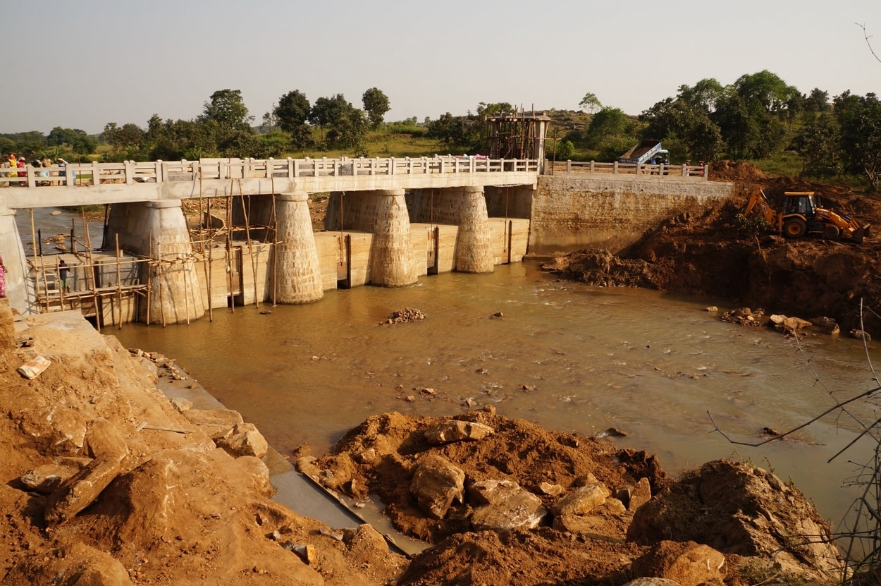 The completed dam The completed check dam and reservoir at Ánanda Nagar