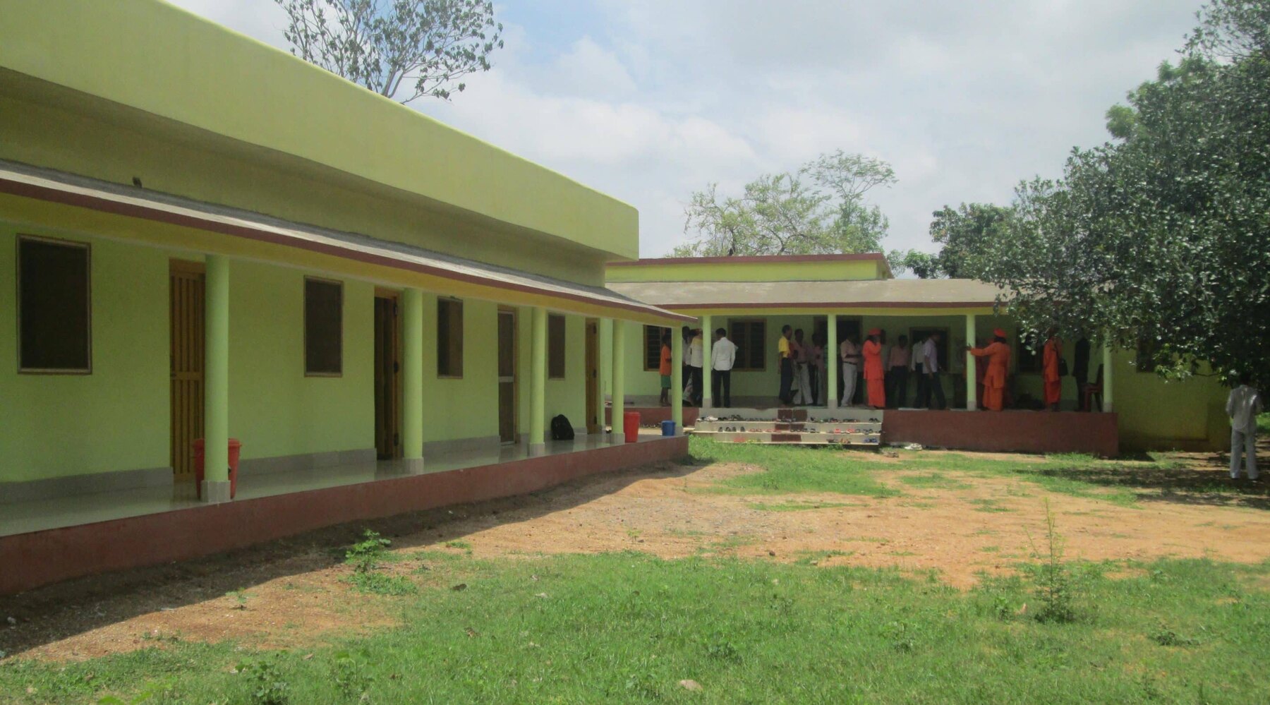 The centre courtyard The quiet residential courtyard at the Ánanda Nagar treatment centre