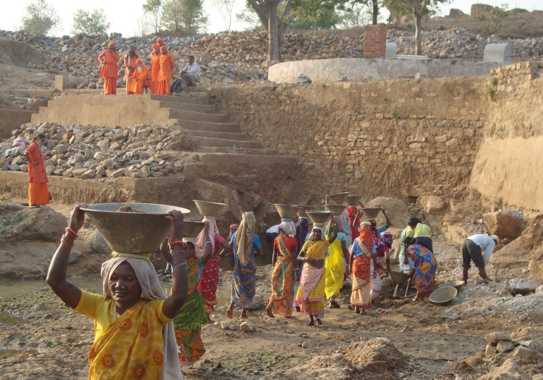 Visitors to the project Visitors and supporters at the Ánanda Nagar Check Dam Project