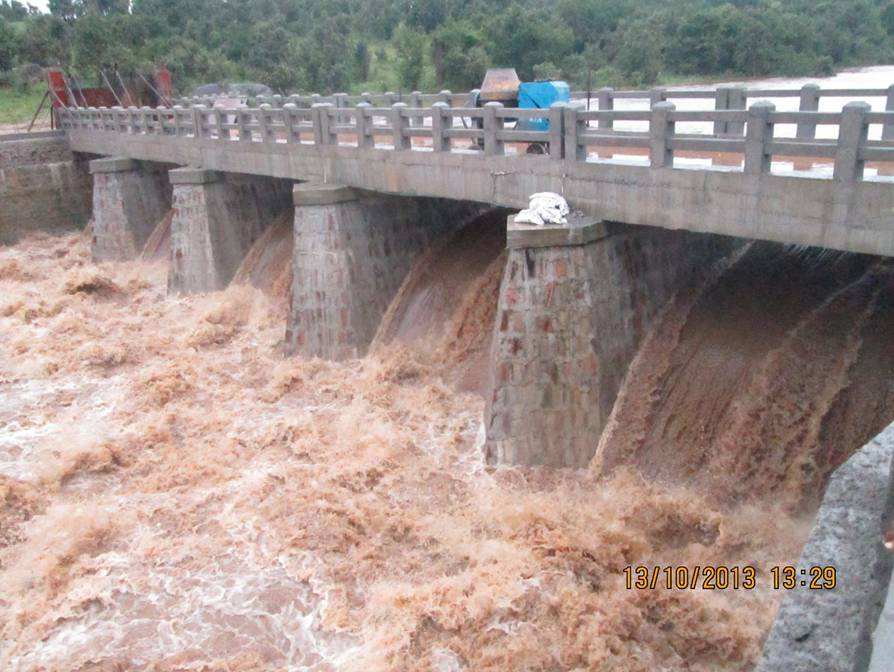 The dam carrying monsoon water Monsoon water flowing through the completed Ánanda Nagar check dam