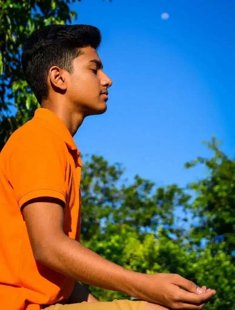 indian-boy-meditating A young person practising meditation at Ánanda Nagar