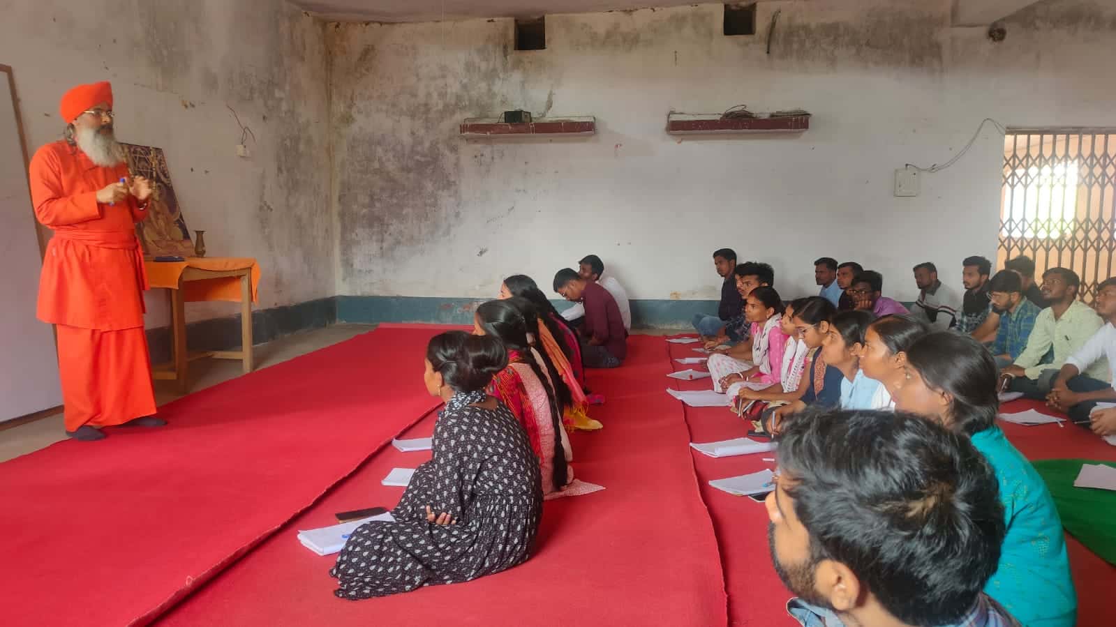 Reflective learning and inner development Teacher-training students participating in a reflective group session at Ánanda Nagar